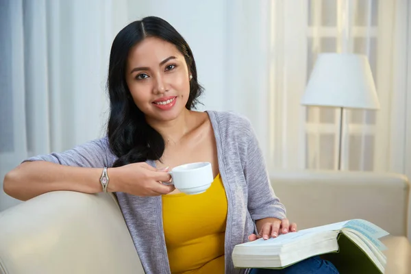 Belle Jeune Femme Vietnamienne Dégustant Une Tasse Thé Bon Livre — Photo