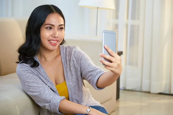 Allegro Bella Asiatica Giovane Donna Presa Selfie Casa — Foto Stock