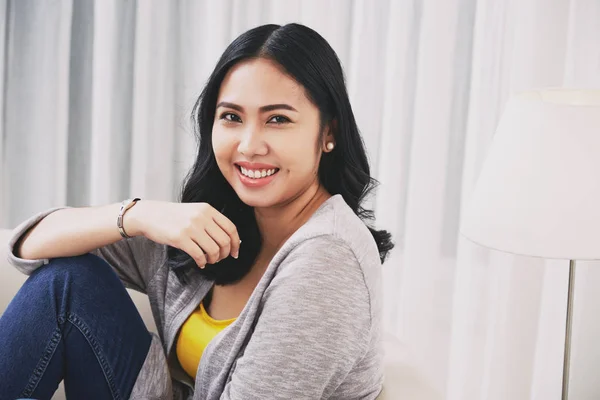 Retrato Adorável Rindo Filipino Jovem Mulher Casa — Fotografia de Stock