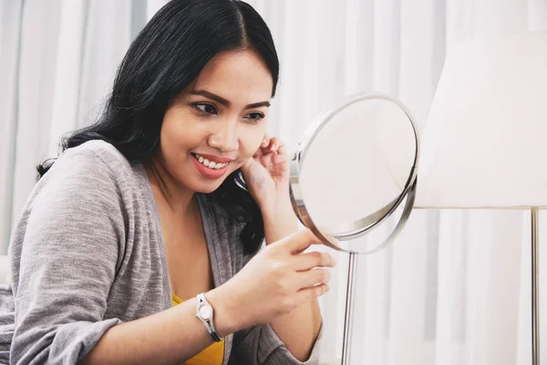 Hermosa Mujer Asiática Sonriente Mirando Espejo — Foto de Stock