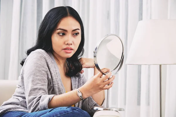 Молоді Азіатські Жінки Дивлячись Своє Відображення Дзеркалі — стокове фото