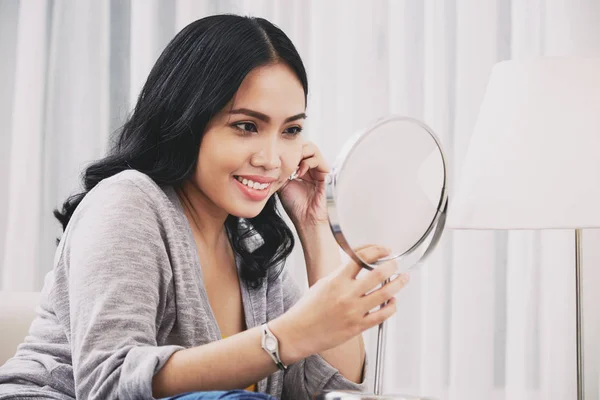 Aantrekkelijke Jonge Vrouw Probeert Earring Voor Spiegel — Stockfoto