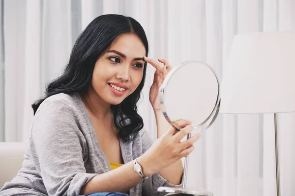 Belle Jolie Asiatique Femme Vérifier Son Maquillage Dans Miroir — Photo