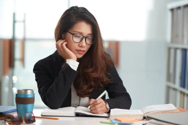 Smarta Collegestudent Sitter Biblioteket Och Arbetar Projektet Eller Läxor — Stockfoto