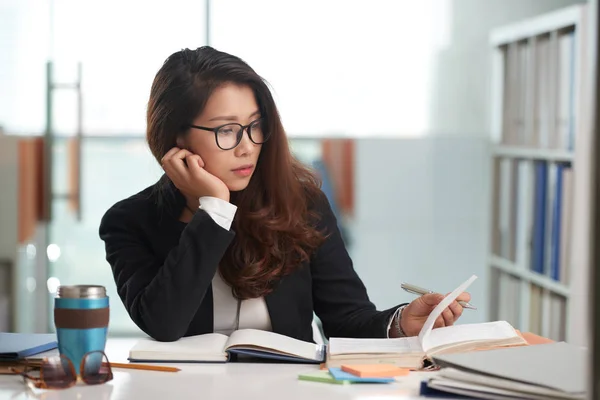 Studente Universitario Vietnamita Occhiali Leggere Libro Biblioteca Prendere Appunti Nel — Foto Stock