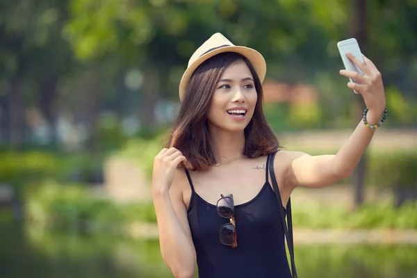 Atraente Jovem Vietnamita Mulher Chapéu Tomando Selfie Livre — Fotografia de Stock