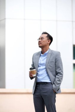 Eve servis kahve açık havada dalgın olgun işadamı