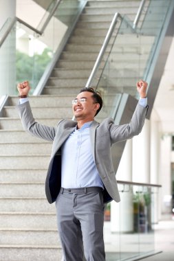 Eller yükselen ve başarı kutluyor mutlu Vietnamca girişimci heyecanlı