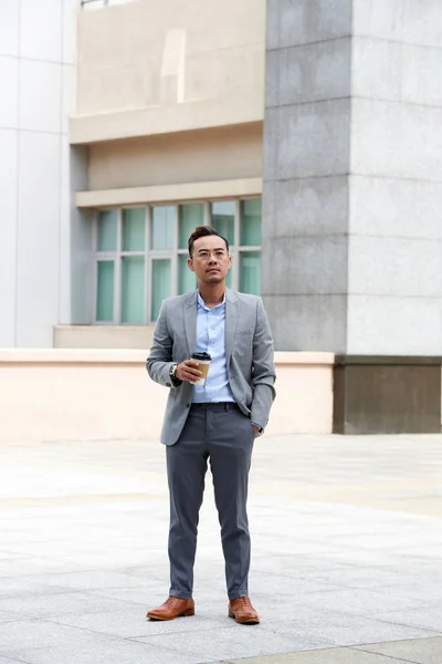 成功时尚的越南企业家站在户外 手里拿着一杯外卖咖啡 — 图库照片