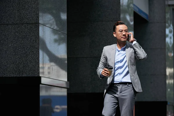 Позитивный Вьетнамский Бизнесмен Разговаривает Телефону Время Прогулки Улице — стоковое фото