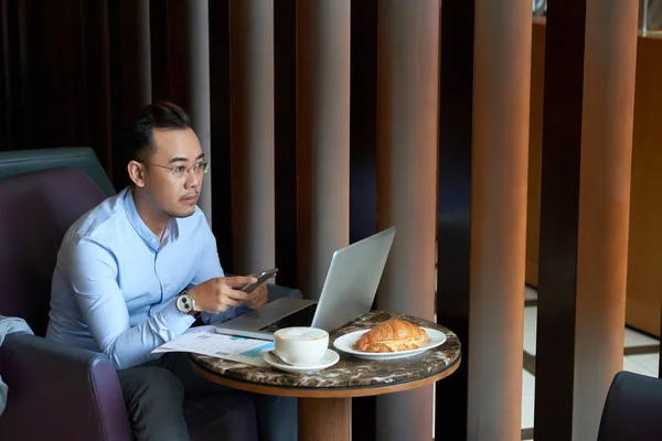Dojrzały Przedsiębiorca Wietnamski Śniadanie Działa Laptopie Restauracji — Zdjęcie stockowe