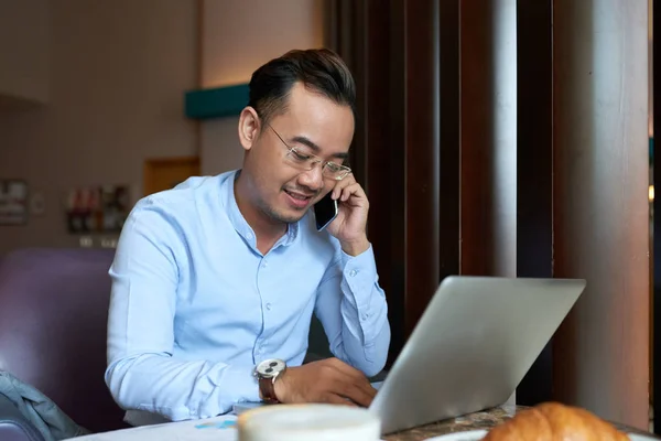 Souriant Beau Entrepreneur Parlant Téléphone Avec Partenaire Affaires — Photo