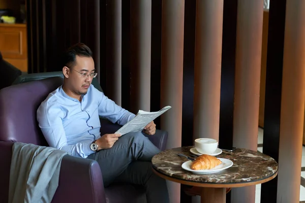 Γερος Επιχειρηματίας Ανάπαυσης Πολυθρόνα Καφέ Και Διαβάζει Εφημερίδα — Φωτογραφία Αρχείου
