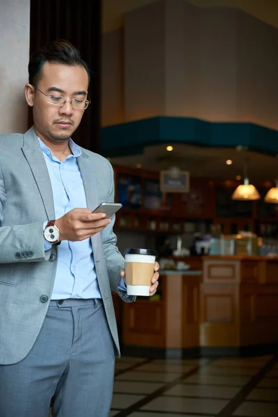 Портрет Взрослого Вьетнамского Бизнесмена Пьющего Кофе Переписывающегося Телефону — стоковое фото