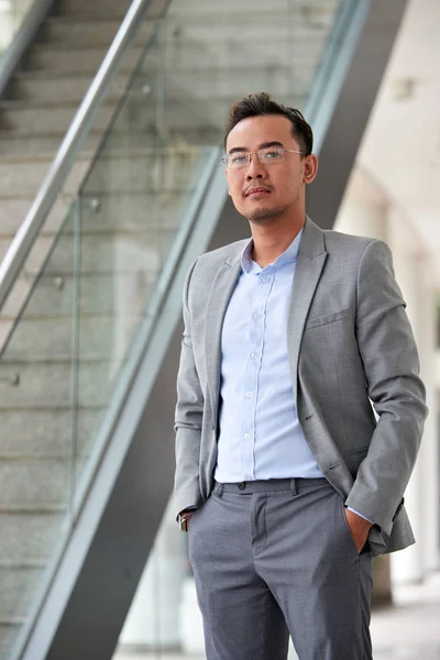 Retrato Hombre Negocios Confiado Sonriente Ropa Formal Gafas Mirando Hacia —  Fotos de Stock