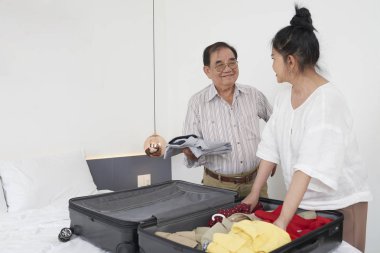 Yaşında Vietnamlı çift elbise kısa gezi için büyük bavul ambalaj