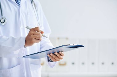 Pratisyen hasta tıbbi geçmişinde not alma eline