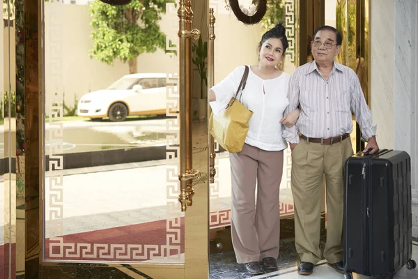 Otele Gelen Büyük Çanta Ile Gülümseyen Kıdemli Çift — Stok fotoğraf