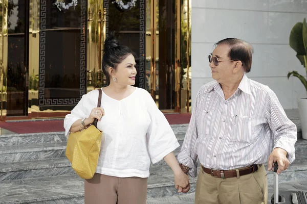 Szczęśliwa Para Starszy Wakacjach Trzymając Się Ręce Jadąc Hotelu — Zdjęcie stockowe