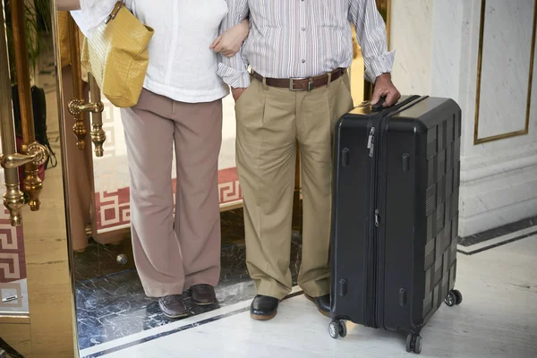 Coppia Anziana Con Bagagli Piedi All Ingresso Dell Hotel — Foto Stock