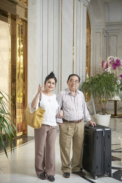 Joyful Åldern Asiatiska Par Med Enorm Resväska Kommer Till Hotellet — Stockfoto