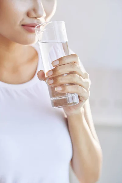 Immagine Ritagliata Donna Che Beve Bicchiere Acqua Dolce — Foto Stock