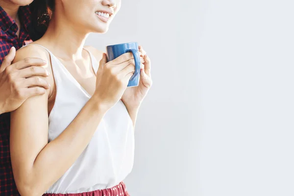 Gülümseyen Genç Kadın Büyük Fincan Çay Veya Kahve Ile — Stok fotoğraf