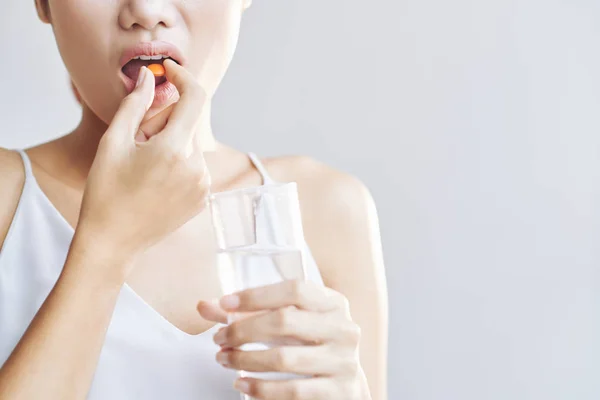 Frau Nimmt Täglich Vitamine Mit Glas Frischwasser Ein — Stockfoto