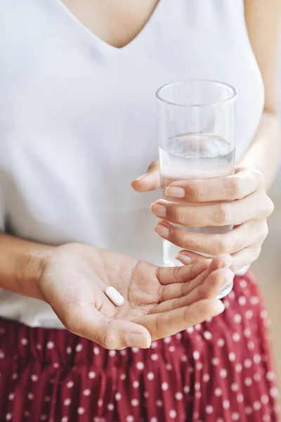 Donna Che Prende Antidolorifico Sbarazzarsi Emicrania — Foto Stock