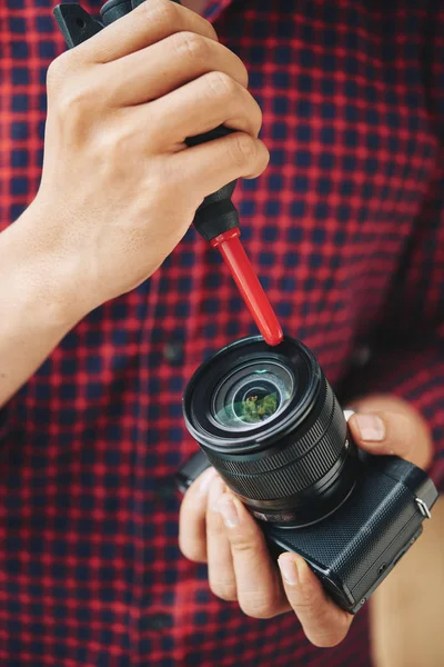 Photographer Cleaning Lens His Digital Camera Air Blower — Stock Photo, Image