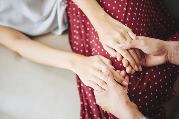 Homem Segurando Mãos Seu Parente Feminino Doente Para Tranquilizá — Fotografia de Stock