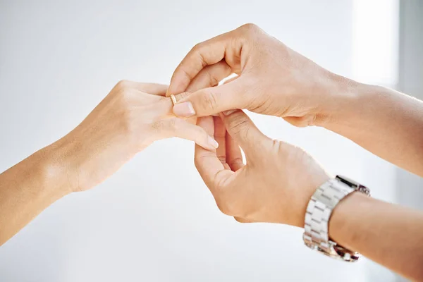 Händerna Brudgummen Att Sätta Ringen Fingret Bruden — Stockfoto