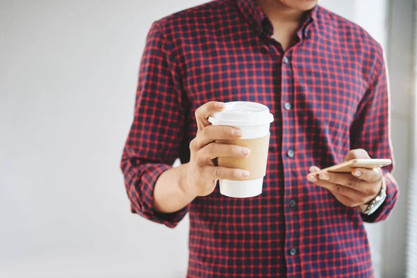 Giovane Uomo Che Beve Caffè Asporto Quando Scrive Cellulare — Foto Stock