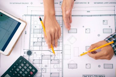 Yatırımcı ve bina, inşaat planının tartışılması mimar görüntülemek yukarıdan