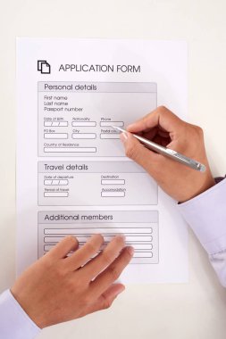 Vize için başvuru formu doldurarak iş adamı elinde