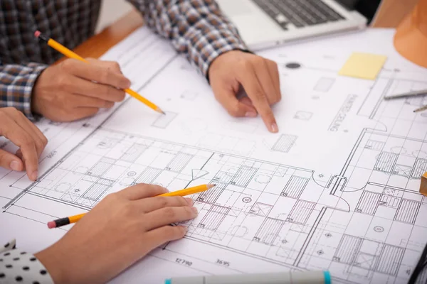 Szczegół Obrazu Professional Inżynierów Omawiając Plan Budowy Posiedzeniu — Zdjęcie stockowe