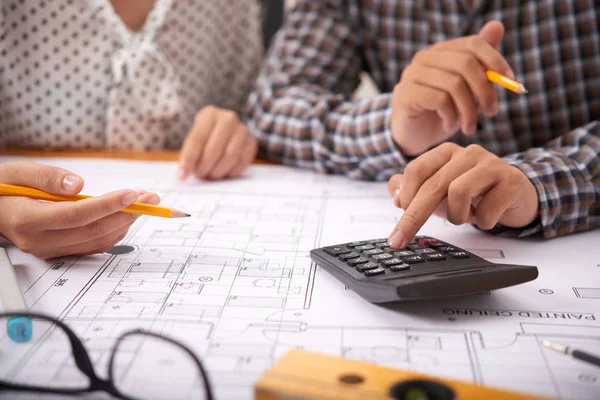 Inżynierowie Omawiając Koszty Budowy Domu — Zdjęcie stockowe