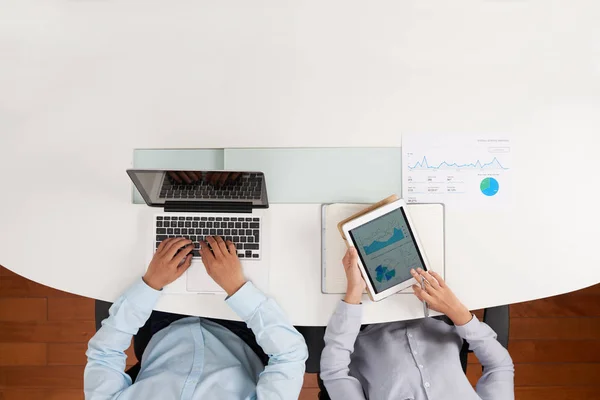 Geschäftsleute Die Bei Besprechungen Mit Finanzberichten Arbeiten Blick Von Oben — Stockfoto