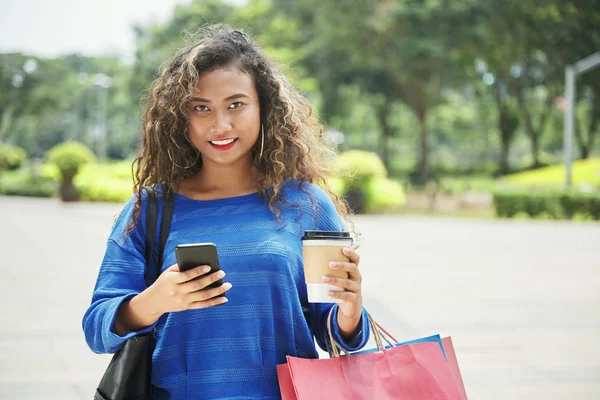 Attraente Donna Indonesiana Con Smartphone Tazza Bevanda Calda Sorridente Guardando — Foto Stock