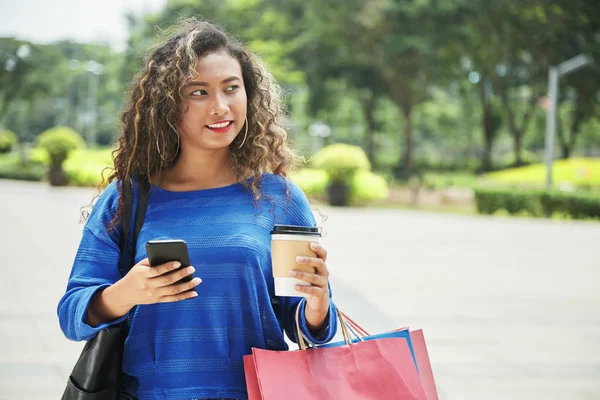 Jolie Femme Indonésienne Avec Smartphone Tasse Boisson Chaude Souriante Regardant — Photo