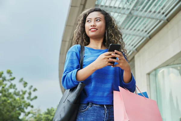 Gülümseyen Uzak Duran Caddesi Nde Alışveriş Smartphone Tarama Sonra Seyir — Stok fotoğraf