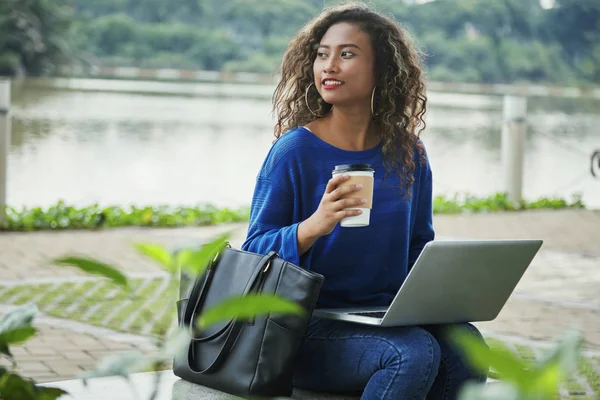 Vrij Indonesische Vrouw Casual Outfit Glimlachen Zoek Weg Terwijl Zittend — Stockfoto