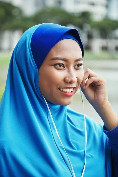 Ganska Indonesiska Kvinna Hijab Leende Och Lyssna Musik Hörlurar — Stockfoto