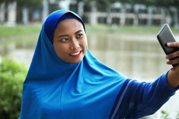 Ganska Asiatiska Kvinna Blå Hijab Leende Och Tar Selfie Mobil — Stockfoto