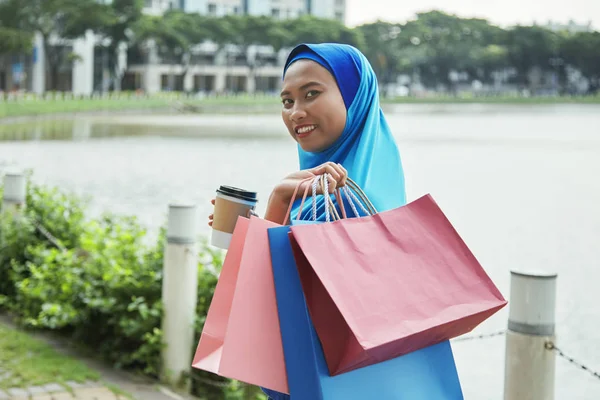 Ganska Indonesiska Kvinna Hijab Leende Och Tittar Kameran Över Axeln — Stockfoto