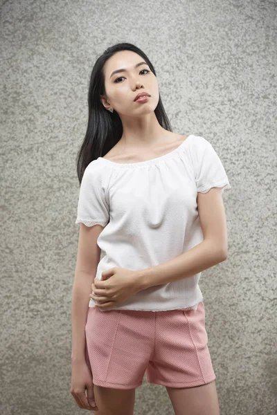 Poz Kameraya Bakarak Uzun Saçlı Çekici Genç Asya Modeli — Stok fotoğraf