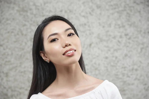 Gezicht Van Aantrekkelijke Jonge Vietnamese Vrouw Met Een Vlekkeloze Huid — Stockfoto