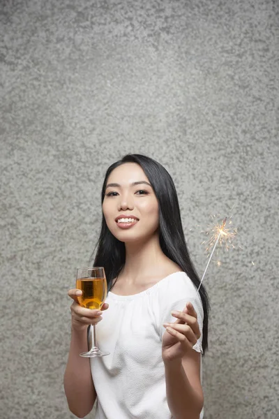 Fröhliche Junge Vietnamesin Mit Glas Wein Und Wunderkerze — Stockfoto