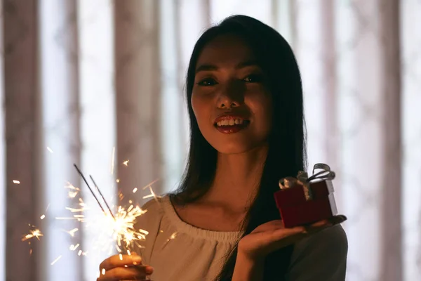 Jovem Feliz Segurando Sparkler Presente Natal — Fotografia de Stock