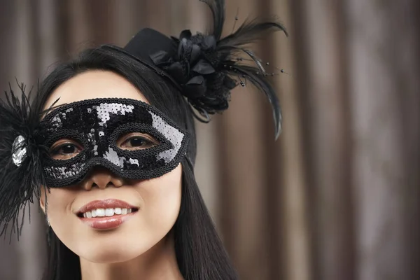 Siyah Maske Küçük Şapka Neşeli Genç Asyalı Maskeli Balo Konuk — Stok fotoğraf